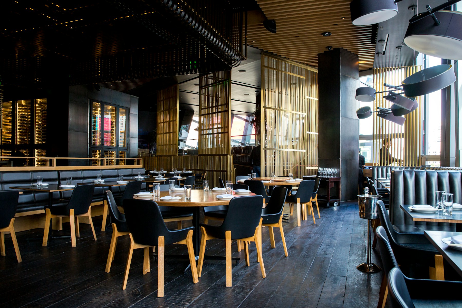 Kameralny salon restauracyjny z nakrytymi stołami